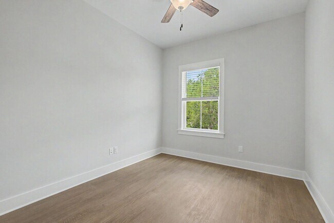 Building Photo - 4065 Four Oaks Blvd