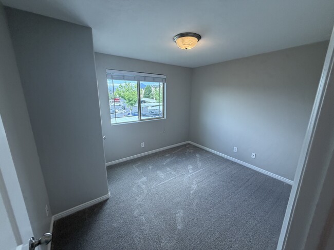 Building Photo - 999 Village River Ln