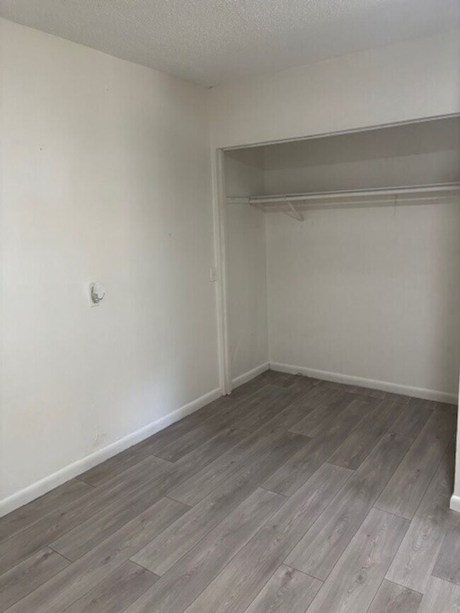 Building Photo - 324 N Orange St