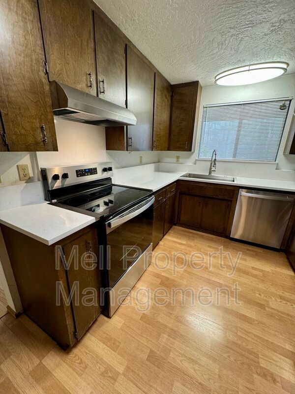 Building Photo - 50 E Vine Maple Ln