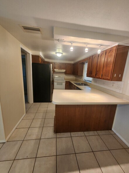 Kitchen - 7615 Tyson Dr