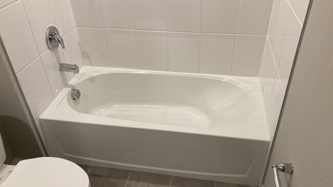 Building Photo - Like new 3 bedroom, 2.5 bathroom, 1 car ga...