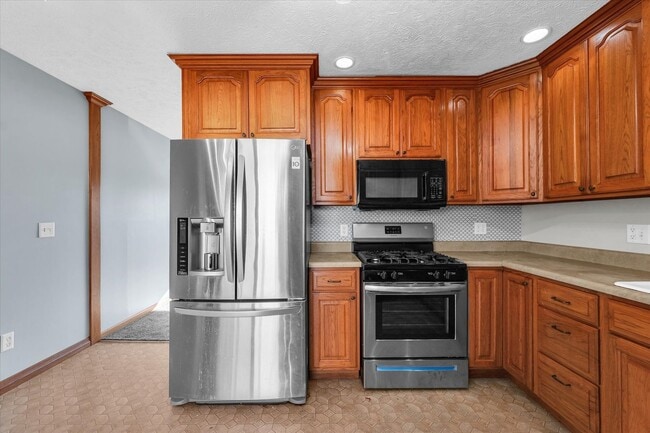 Building Photo - Spacious 4-Bedroom Home with Fenced Yard a...