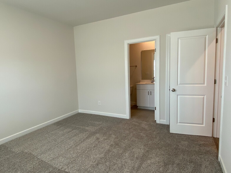 Building Photo - Room in Townhome on Tears Ln