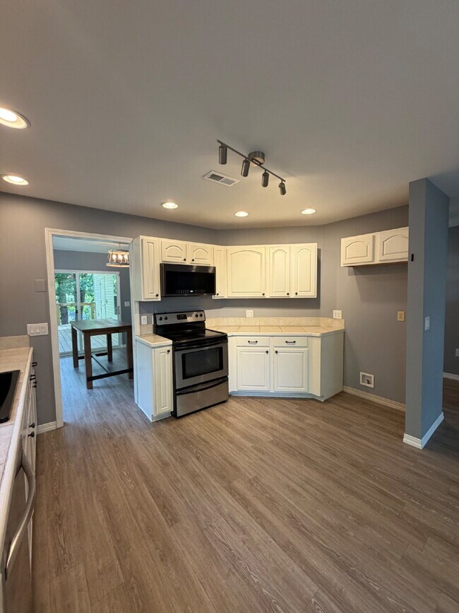 Building Photo - 1270 Skyview Dr