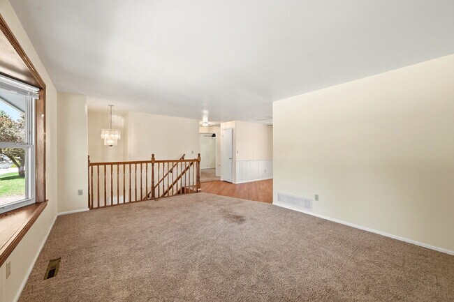 Building Photo - $1,995.95 4-bed, 1.5 bath, located in Colorado Springs with a large back yard