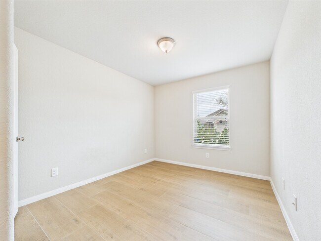 Building Photo - 721 Rim Water Dr