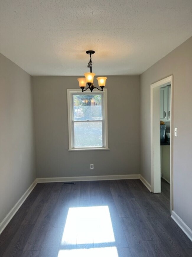 Building Photo - Tons of curb appeal! Close to downtown Spa...