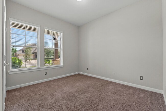 Building Photo - Come visit this beautiful home in the gate...