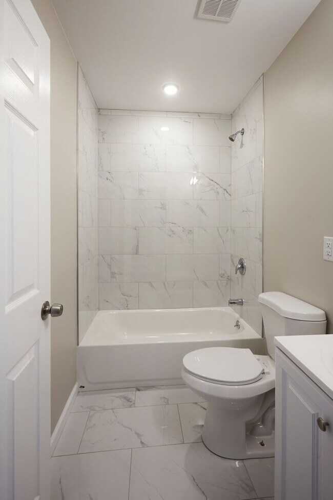 Building Photo - 5514 Woodland Ave