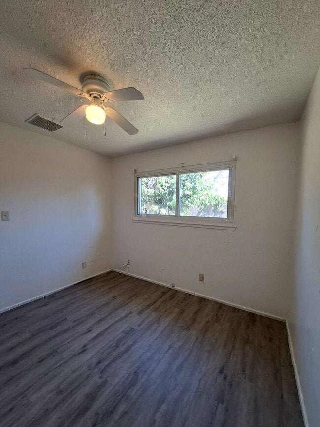 Building Photo - Amazing 3 Bedroom Home Near Cedar and Gett...
