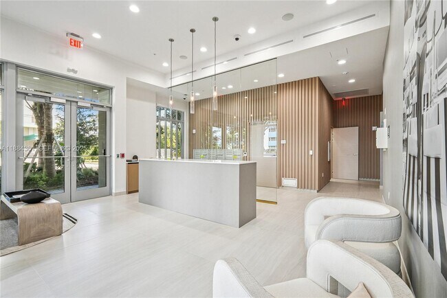 Building Photo - 10281 W Bay Harbor Dr