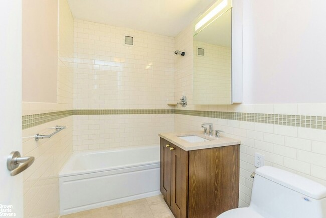 Building Photo - 640 W 237th St