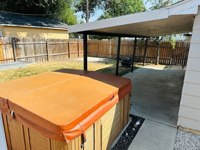 Building Photo - 4+ bedroom, 2 bath with Hot Tub, Fenced Yard and Garage
