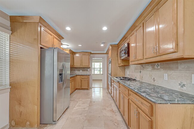 Building Photo - 5611 Briarbend Dr