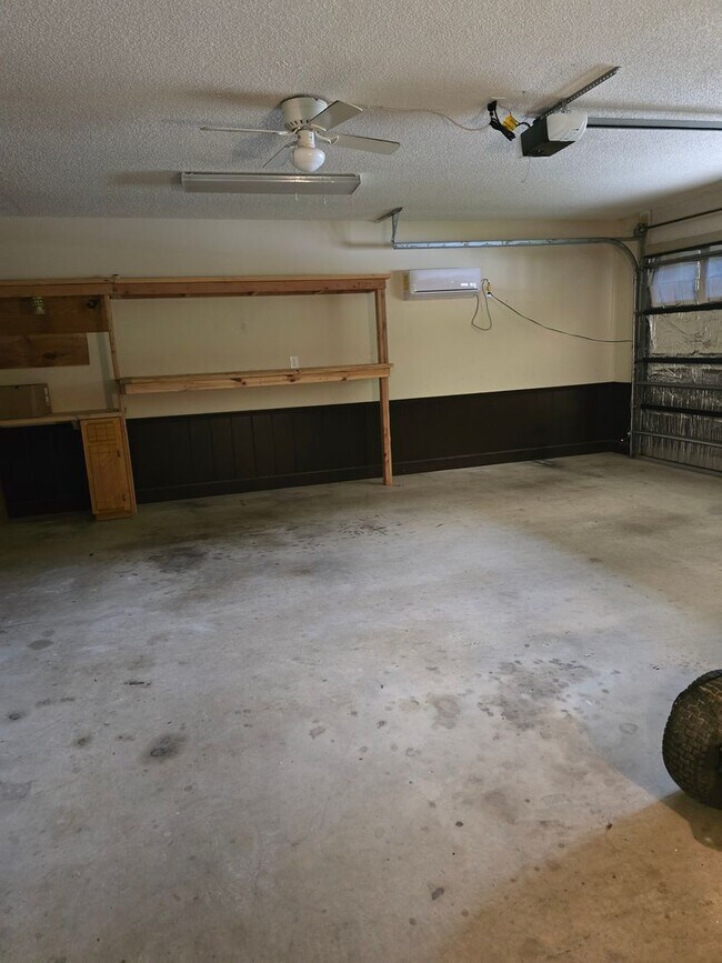 Building Photo - 3 bedroom 2 bath home with basement for lease