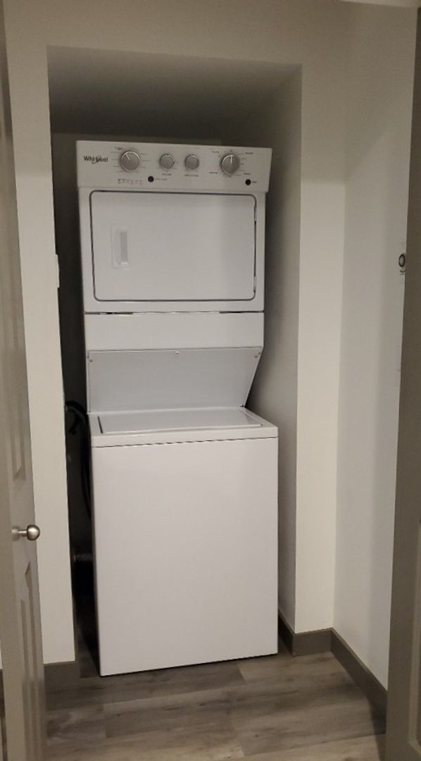 Building Photo - 1611 Lakeway Dr