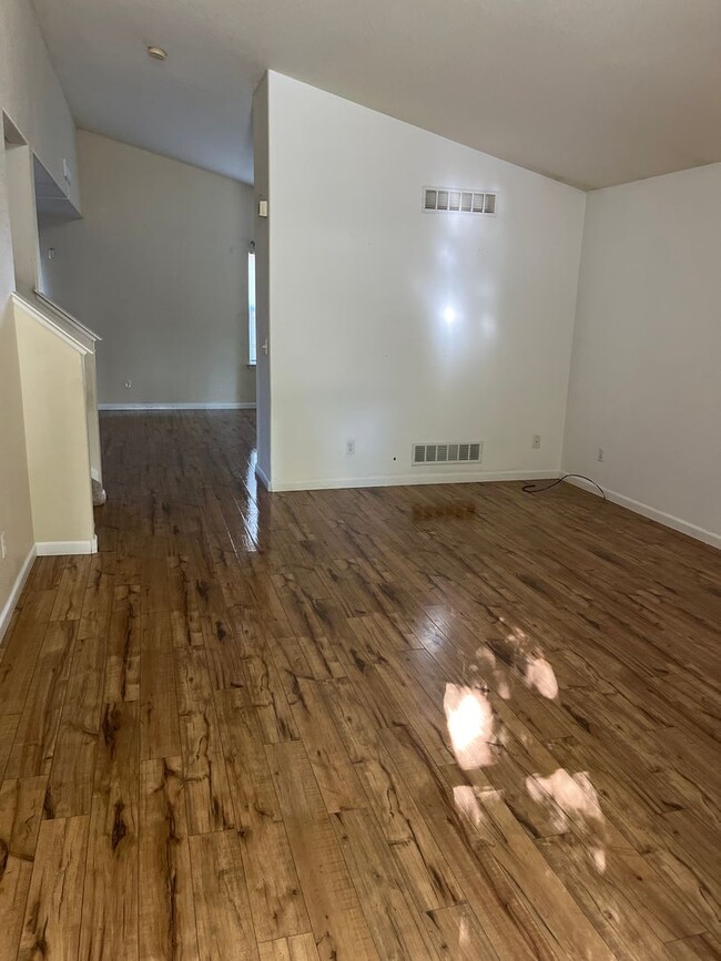 Building Photo - Spacious 3 bedroom 3 1/2 Bath