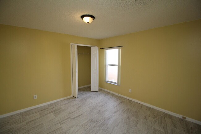 Building Photo - 709 Rostock Cir NW