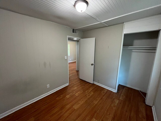 Building Photo - 2468 Vivian Dr