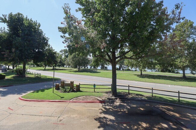 Building Photo - $1,655 / 2 Bed / 2 Bath / 1,150 sqft REMOD...