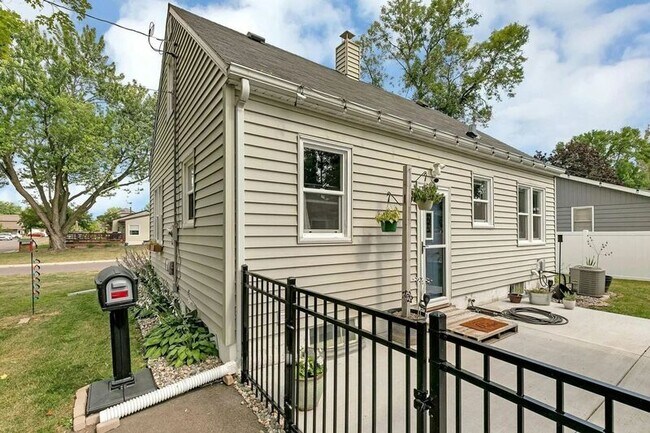 Building Photo - 401 7th Ave S