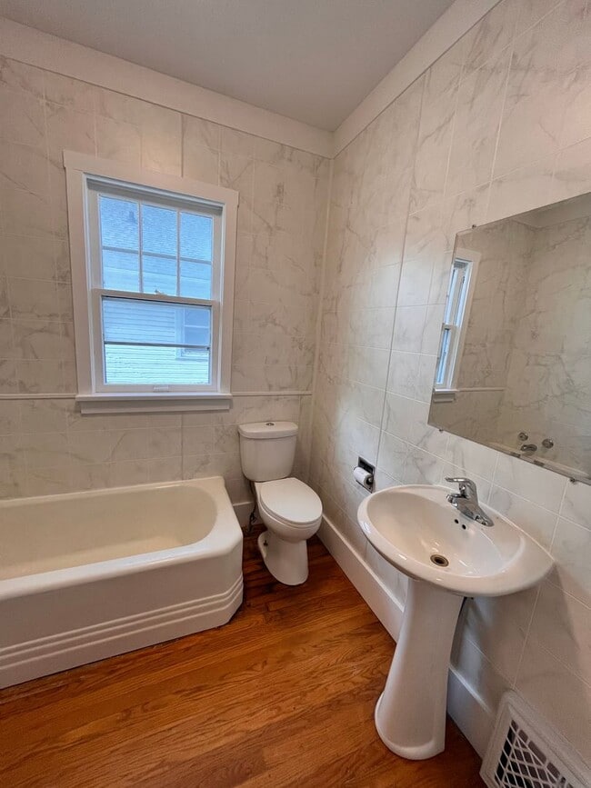 Building Photo - Wonderful 2 bedroom single family house!