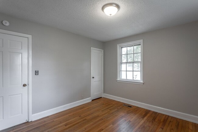Building Photo - 3 Bedroom House in East Ridge!