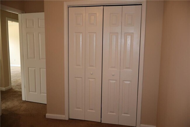 Building Photo - 176 Rivergate Ct