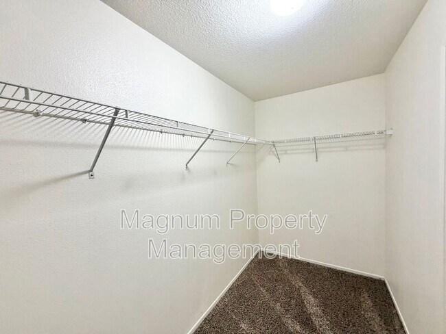 Building Photo - 102 Goldenrod Ave
