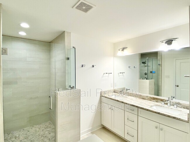 Building Photo - 4808 Village Walk