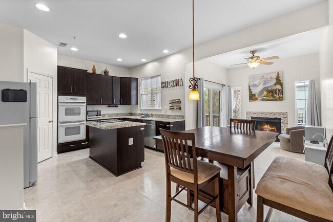 Building Photo - 2552 Blue Water Blvd