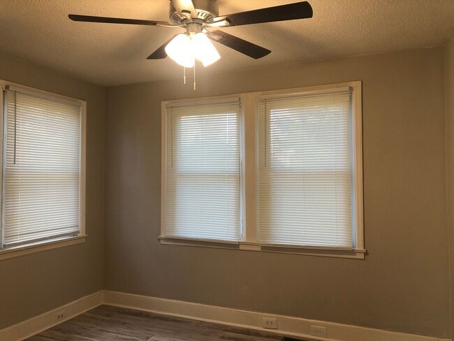 Building Photo - Price Reduced with MOVE-IN SPECIAL! $250 o...