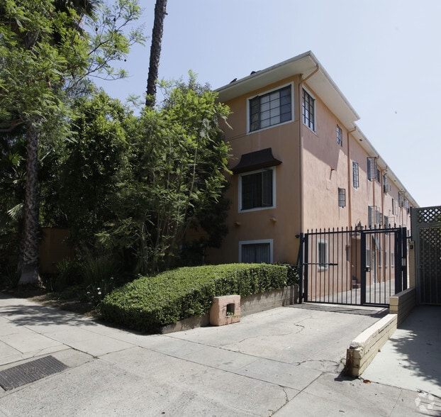 1260-1264 N Hayworth Ave - Hayworth Courtyard Apartments – West Holly...