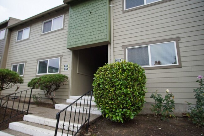 Primary Photo - Top Floor 1 Bed in Buckman Neighborhood!