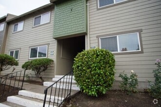 Building Photo - Top Floor 1 Bed in Buckman Neighborhood!