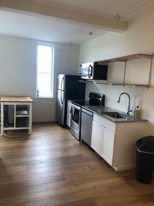 Building Photo - 1BR/1BA Available Now!! Partially Furnished - Great Portland Location!!