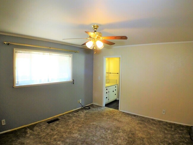 Building Photo - 226 W 6th Ave