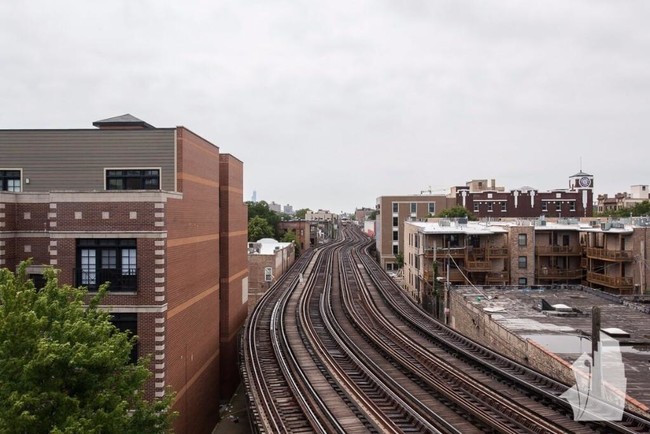 Building Photo - 932 W Dakin St