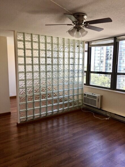 Building Photo - 2740 N Pine Grove Ave