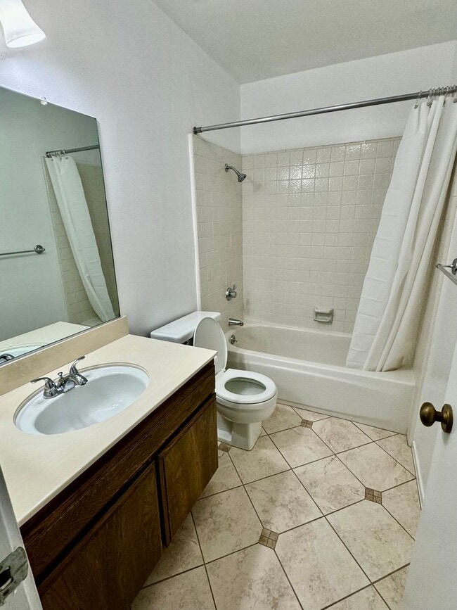 Building Photo - Spacious Single Story Upgraded Home