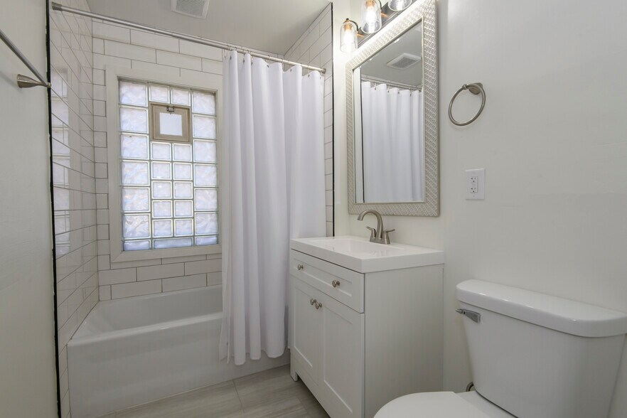 Building Photo - 2028 S 85th St