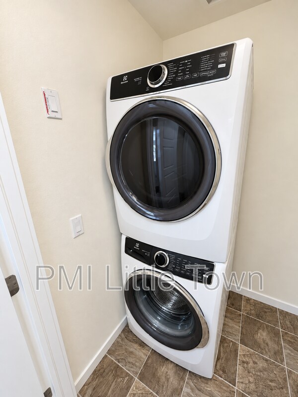 Building Photo - 9785 Dunning Cir