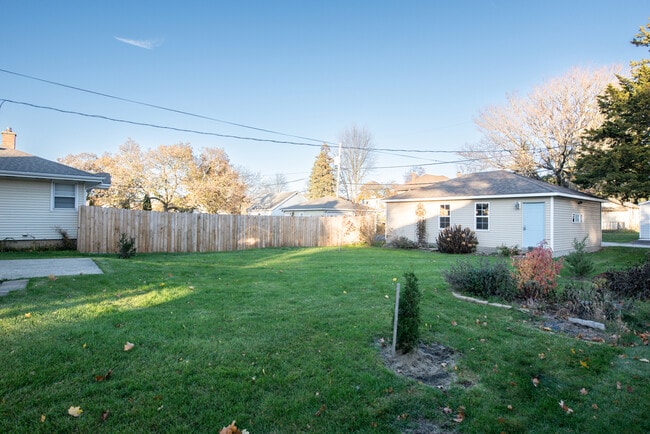 Building Photo - 826 N Center St