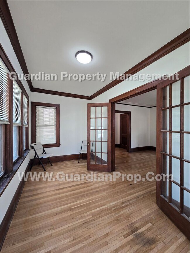 Building Photo - 866 Dayton Ave