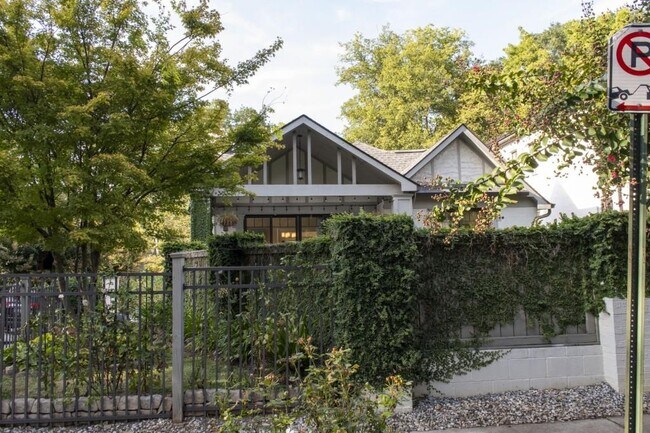 Building Photo - 801 Durant Pl NE