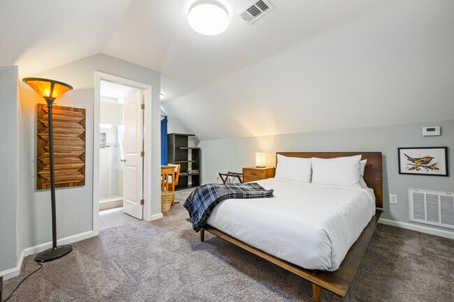 Building Photo - 3265 N Fulton Ave