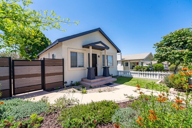 Building Photo - Beautifully updated 2 bed, 2 bath single-family home in Logan Heights