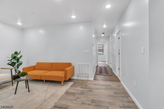 Building Photo - 4 1st St