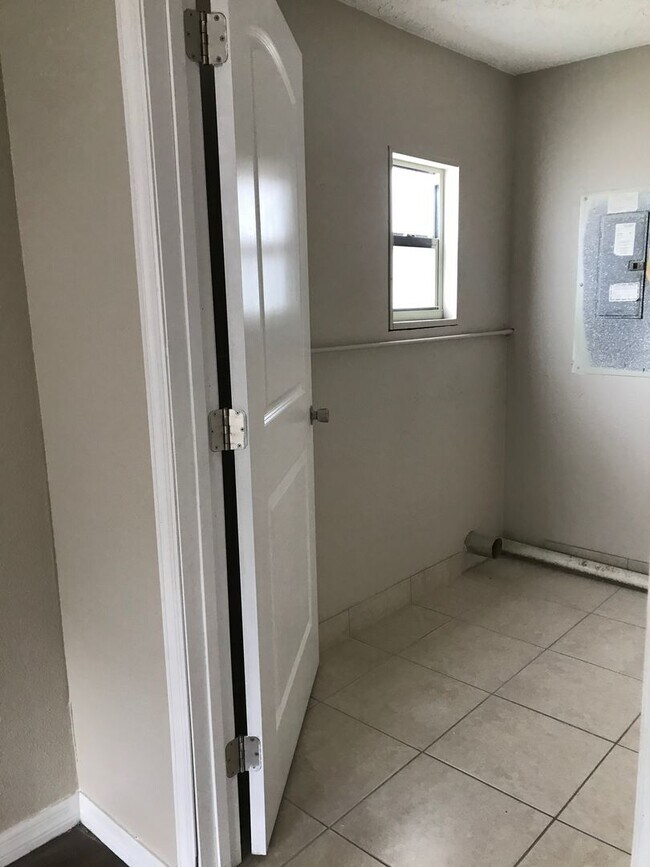 Building Photo - 3 BEDROOM 1 BATH HOME - NEW PORT RICHEY FL